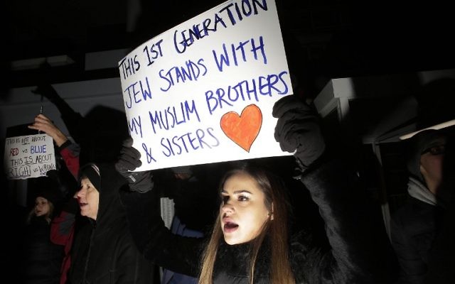 Des manifestants protestent contre le décret anti-immigration signé le président américain Donald Trump, à l'aéroport international de Chigaco, dans l'Illinois, le 29 janvier 2017. (Crédit : AFP/Joshua LOTT)
