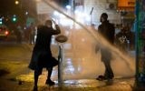 Des manifestants ultra-orthodoxes protestent contre l'arrestation d'un étudiant en yeshiva qui a failli a ses obligations militaires, dans le quartier de Mea Shearim, le 7 février 2017. (Crédit : Yonathan Sindel/Flash 90)