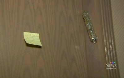 Note antisémite laissée sur la porte d'un appartement de Toronto, le 19 février 2017. (Crédit : capture d'écran CTV News)