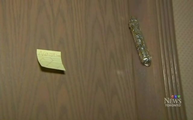 Note antisémite laissée sur la porte d'un appartement de Toronto, le 19 février 2017. (Crédit : capture d'écran CTV News) Note antisémite laissée sur la porte d'un appartement de Toronto, le 19 février 2017. (Crédit : capture d'écran CTV News)