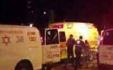 Les secouristes sur la scène d'une fusillade à Netanya, dans le centre d'Israël, le 27 février 2017. (Crédit : capture d'écran YouTube)
