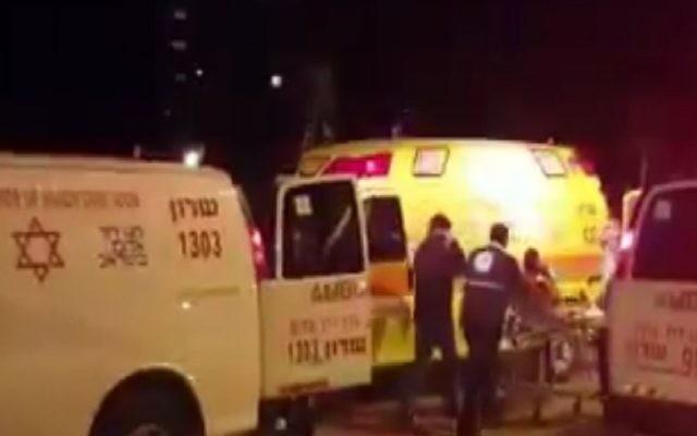 Les secouristes sur la scène d'une fusillade à Netanya, dans le centre d'Israël, le 27 février 2017. (Crédit : capture d'écran YouTube)