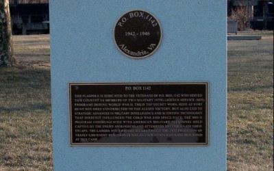 Stèle commémorative du camp 1142 où furent interné d'ex-officiers nazis pour qu'ils révèlent, en douceur, leurs secrets (Crédit: Ser Armantio Di Nicolao/WikiCommons)