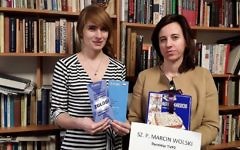 Anna Chipczynska, présidente de la communauté juive de Varsovie, à droite, et Ania Bakula avec le contenu d'un colis envoyé à un directeur de la télévision publique, le 22 janvier 2017. (Crédit : communauté juive de Varsovie)