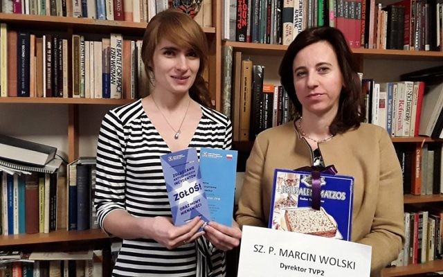 Anna Chipczynska, présidente de la communauté juive de Varsovie, à droite, et Ania Bakula avec le contenu d'un colis envoyé à un directeur de la télévision publique, le 22 janvier 2017. (Crédit : communauté juive de Varsovie) Anna Chipczynska, présidente de la communauté juive de Varsovie, à droite, et Ania Bakula avec le contenu d'un colis envoyé à un directeur de la télévision publique, le 22 janvier 2017. (Crédit : communauté juive de Varsovie)