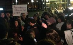 Un groupe de rabbis manifestant devant la Trump Tower à Manhattan, à NEw York, le 6 février 2017. (Crédit : Ben Sales via JTA)