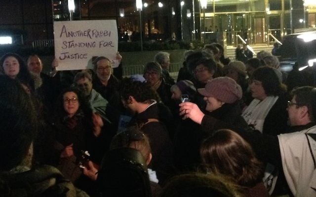 Un groupe de rabbis manifestant devant la Trump Tower à Manhattan, à NEw York, le 6 février 2017. (Crédit : Ben Sales via JTA)