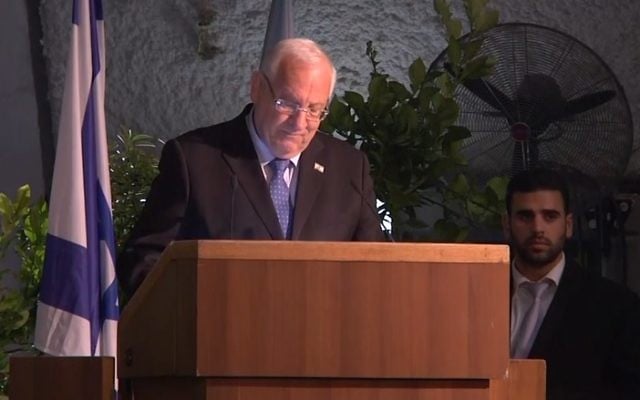 Le président Reuven Rivlin lors d'un service commémoratif au kibboutz Dafna pour marquer le 20e anniversaire d'un accident d'hélicoptère de l'armée de l'air qui a tué 73 soldats (Crédit : Capture d'écran Ynet) Le président Reuven Rivlin lors d'un service commémoratif au kibboutz Dafna pour marquer le 20e anniversaire d'un accident d'hélicoptère de l'armée de l'air qui a tué 73 soldats (Crédit : Capture d'écran Ynet)