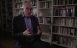 L'historien Henry Rousso interrogé dans "Les faussaires de l'Histoire" (Crédit capture d'cran/Dailymotion)