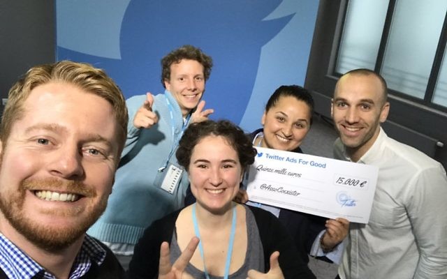 Samia Hathroubi, recevant ici un premier prix de Twitter, est la responsable de l'antenne locale de la Fédération pour la compréhension ethnique (FFEU) Samia Hathroubi, recevant ici un premier prix de Twitter, est la responsable de l'antenne locale de la Fédération pour la compréhension ethnique (FFEU)