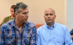 Le maire d'Ashkelon, Itamar Shimoni (à droite) à la Cour des Magistrats de Richon LeTzion, le 10 mars  2016, (Crédit : Flash90)