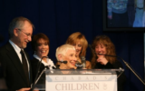 Leah Adler, entourée de ses 4 enfants, lors d'une levée de fonds pour les enfants de Tchernobyl. De gauche à droite :Steven, Sue, Nancy et Anne. (Crédit : Nancy Spielberg)