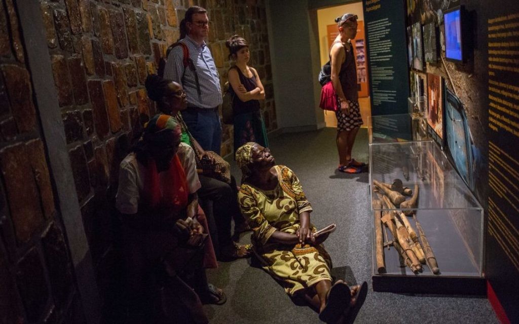 Des visiteurs du musée du génocide de Kigali, au Rwanda, le 14 février 2017 (Crédit :Miriam Alster/Flash 90)
