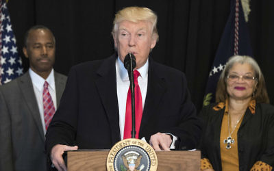 Donald Trump, président américain, lors d'un discours au musée national de l'histoire et de la culture afro-américaine, le 21 février 2017. (Crédit : Kevin Dietsch/Pool/Getty Images via JTA)