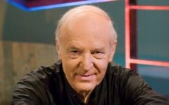 Le pianiste israélien Arie Vardi. (Crédit : Daniel Peleg/Domaine public/WikiCommons)
