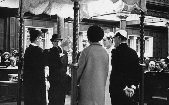 Un mariage juif à la synagogue de West End à Londres, en 1969 (Crédit : Nick Hale/Getty Images) Un mariage juif à la synagogue de West End à Londres, en 1969 (Crédit : Nick Hale/Getty Images)