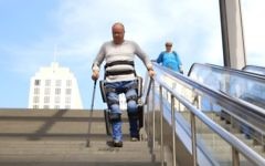 La start-up Rewalk et le Wyss Institute se sont associés pour créer cet exosquelette permettant à certains handicapés de remarcher (Crédit: capture d'écran/Rewalk)