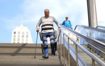 La start-up Rewalk et le Wyss Institute se sont associés pour créer cet exosquelette permettant à certains handicapés de remarcher (Crédit: capture d'écran/Rewalk)