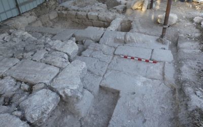 Le portail et la tour de l'époque romaine découverts à Beit Shearim par une équipe de l'université de Haïfa à l'automne 2016. (Crédit : Adi Erlich/université de Haïfa)
