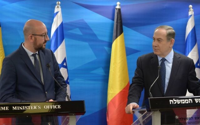 Le Premier ministre Benjamin Netanyahu (à droite) avec le Premier ministre belge Charles Michel lors d'une conférence de presse à Jérusalem, le 7 février 2017. (Crédit : GPO)