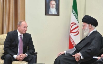 Le président russe Vladimir Poutine, à gauche, avec le Guide suprême iranien, l'ayatollah Ali Khamenei, à Téhéran, le 23 novembre 2015. (Crédit : Alexei Druzhinin/Sputnik/AFP)