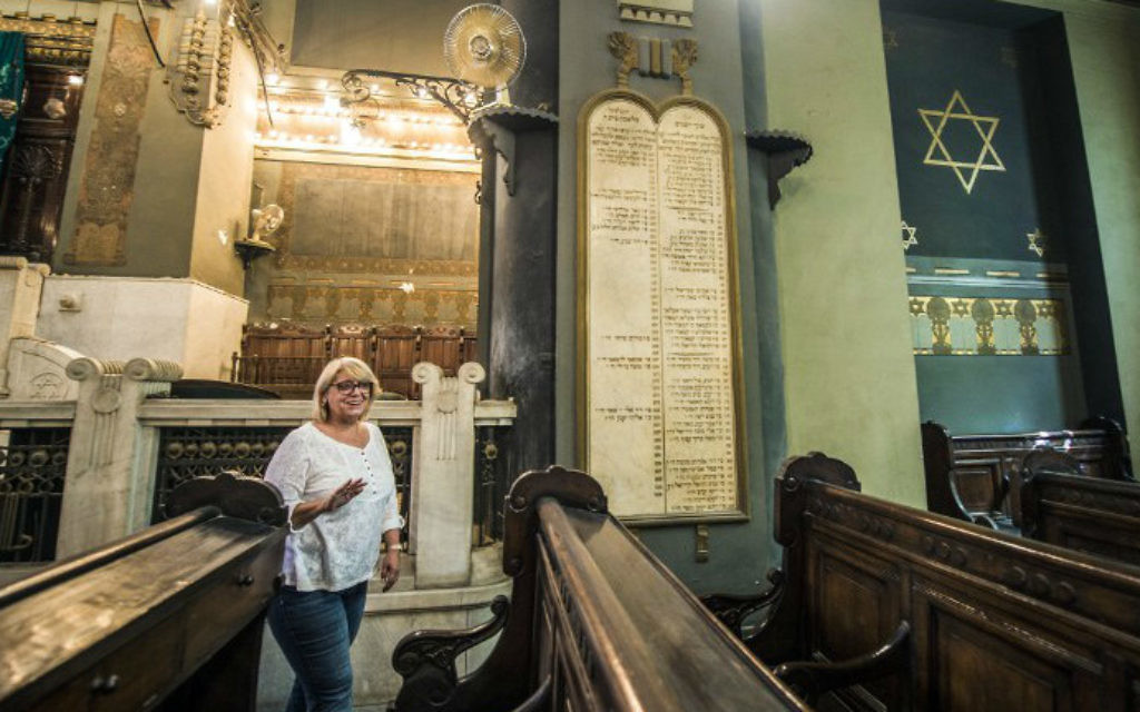 La présidente de la Communauté juive égyptienne, Magda Shehata Haroun, dans la synagogue Shaar HaShamayim du Caire, le 3 octobre 2016. (Crédit : Khaled Desouki/AFP) La présidente de la Communauté juive égyptienne, Magda Shehata Haroun, dans la synagogue Shaar HaShamayim du Caire, le 3 octobre 2016. (Crédit : Khaled Desouki/AFP)