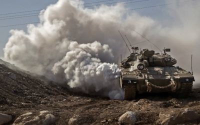 Un tank Merkava de l'armée israélienne près de la frontière avec la Syrie sur le plateau du Golan, le 28 novembre 2016. (Crédit : Jack Guez/AFP)