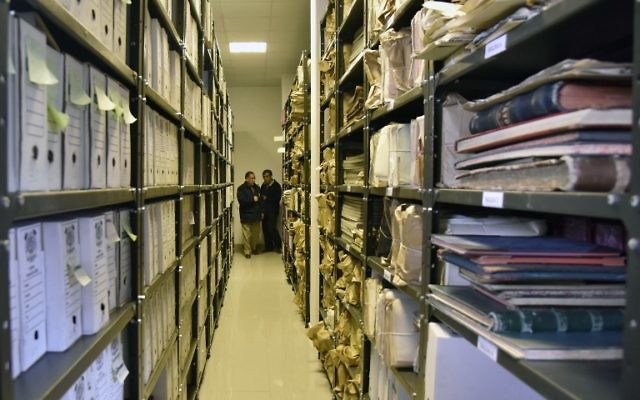 Edgar Ramirez, le chef des archives de la société minière bolivienne COMIBOL, a dévoilé des documents révélant que le baron de l'étain juif-allemand Mauricio Hochschild a aidé des milliers de Juifs à échapper au nazisme, à El Alto, en Bolivie, le 19 janvier 2017. (Crédit : AFP /AIZAR RALDES)