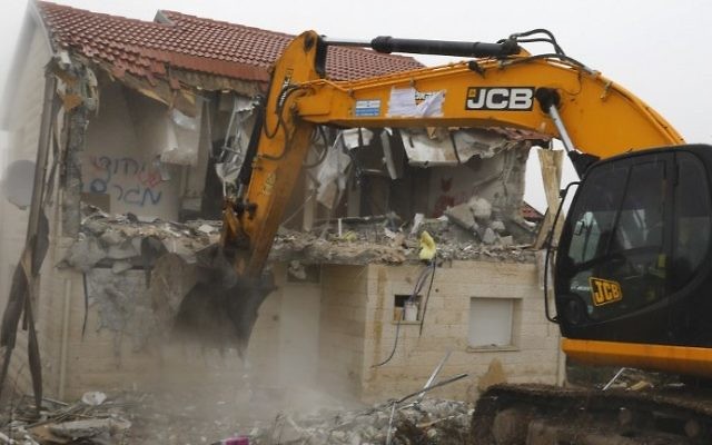 Destruction d'une maison de l'implantation d'Ofra construite sur un terrain palestinien privé, le 1er mars 2017. (Crédit : Menahem Kahana/AFP) Destruction d'une maison de l'implantation d'Ofra construite sur un terrain palestinien privé, le 1er mars 2017. (Crédit : Menahem Kahana/AFP)