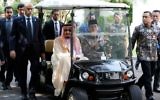 Le roi Salmane d'Arabie saoudite, à gauche, conduit par le président indonésien Joko Widodo dans une voiture de golf au palais présidentiel de Jakarta, le 2 mars 2017. (Crédit : Darren Whiteside/Pool/AFP)