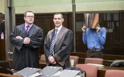 Le Pakistanais Syed Mustufa H., à droite, aux côtés de ses avocats au début de son procès à Berlin, en Allemagne, le 8 mars 2017. (Crédit : Odd Andersen/Pool/AFP)