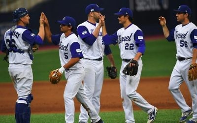 L'équipe nationale de baseball israélienne après sa victoire contre les Pays-Bas lors de la  World Baseball Classic au Gocheok Sky Dome de Séoul, le 9 mars 2017. (Crédit : Jung Yeon-Je/AFP)