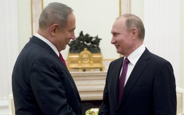 Le Premier ministre Benjamin Netanyahu avec le président russe Vladimir Poutine lors de leur rencontre à Moscou, le 9 mars 2017. (Crédit : Pavel Golovkin/Pool/AFP)