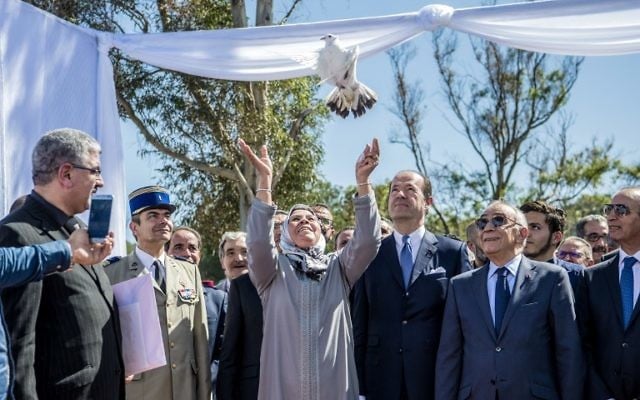 Latifa Ibn Ziaten, au centre, présidente de l'association IMAD et mère d'Imad Ibn Ziaten, soldat français assassiné par Mohamed Merah en 2012, pendant le lancer de colombe de la cérémonie d'hommage à son fils, au Maroc, à M'diq, le 11 mars 2017. (Crédit : Fadel Senna/AFP) Latifa Ibn Ziaten, au centre, présidente de l'association IMAD et mère d'Imad Ibn Ziaten, soldat français assassiné par Mohamed Merah en 2012, pendant le lancer de colombe de la cérémonie d'hommage à son fils, au Maroc, à M'diq, le 11 mars 2017. (Crédit : Fadel Senna/AFP)