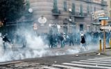 Affrontements entre manifestants et policiers dans un quartier de Fuirigrotta durant un rassemblement organisé pour protester contre le meeting politique de Matteo Salvini, le secrétaire général du parti d'extrême droite italienne Lega Nord, le 11 mars 2017 à Naples. (Crédit : AFP PHOTO/Eliano IMPERATO)
