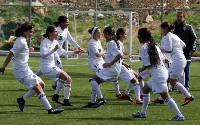 Des footballeuses jordaniennes à Amman, le 11 mars 2017. (Crédit : Khalil Mazraawi/AFP)