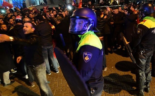Manifestation devant le consulat de la Turquie à Rotterdam, aux Pays-Bas, le 11 mars 2017. (Crédit : Emmanuel Dunand/AFP)