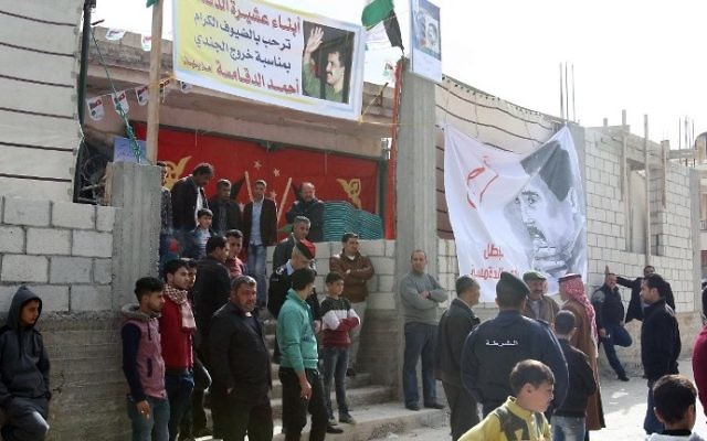 La famille et les amis d'Ahmad Dakamseh à Irbid, son village natal de Jordanie, après sa libération de prison, le 12 mars 2017. (Crédit: Khalil Mazraawi/AFP)