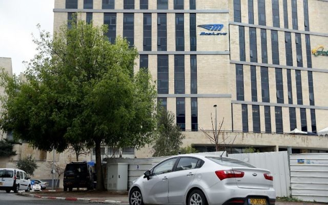 Une voiture passe devant les bureaux de l'entreprise automobile israélienne  Mobileye à Jérusalem le 13 mars 2017 (Crédit : Thomas Coex/ AFP)