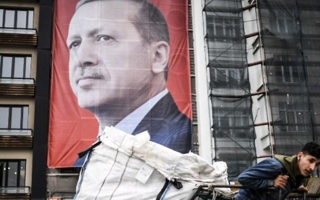Un immense portrait du président turc Recep Tayyip Erdogan sur la place Taksim à Istanbul, le 15 mars 2017. (Crédit : Bulent Kilic/AFP)