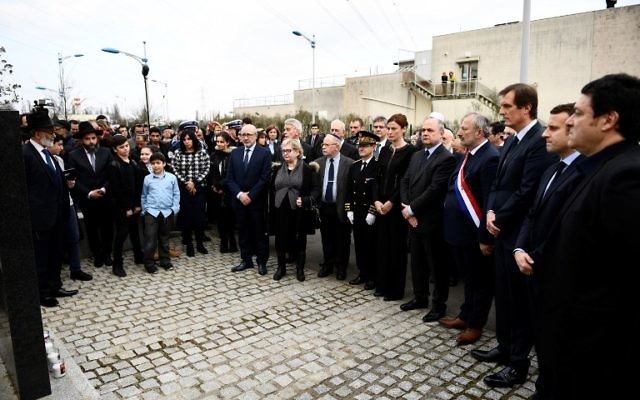 (De g à d) Le candidat à l'élection présidentielle française pour En Marche ! Le ministre français de l'Intérieur Bruno Le Roux et la ministre française de l'Aide aux victimes Juliette Meadelpay rendent hommage aux victimes du massacre de Toulouse et de Montauban en mars 2012, L'inauguration d'un mémorial le 15 mars 2017 à Sarcelles. (Crédit : AFP / Martin BUREAU)
