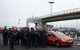 Des policiers français sécurisent la zone du Terminal Sud de l'aéroport d'Orly après une tentative d'attaque terroriste, le 18 mars 2017. (Crédit : Benjamin Cremel/AFP)