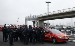 Des policiers français sécurisent la zone du Terminal Sud de l'aéroport d'Orly après une tentative d'attaque terroriste, le 18 mars 2017. (Crédit : Benjamin Cremel/AFP)