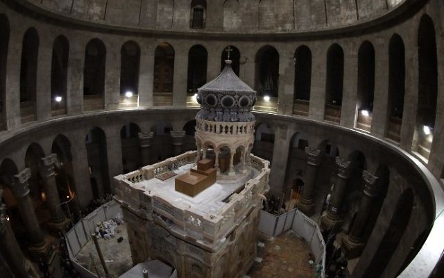 L'Edicule du Tombeau de Jésus-Christ, où son corps aurait reposé,dans l'église du Saint-Sépulcre de la Vieille Ville de Jérusalem, le 20 mars 2017. (Crédit : Gali Tibbon/AFP)