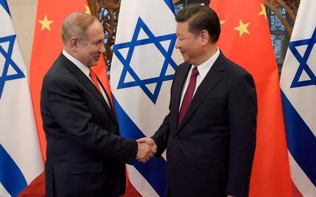 Le Premier ministre Benjamin Netanyahu et le président chinois Xi Jinping, (à droite), se serrent la main à la résidence des visiteurs officiels de l'Etat de Diaoyutai à Pékin, le 21 mars 2017. (Crédit : Etienne Oliveau/Pool/ AFP Photo) Le Premier ministre Benjamin Netanyahu et le président chinois Xi Jinping, (à droite), se serrent la main à la résidence des visiteurs officiels de l'Etat de Diaoyutai à Pékin, le 21 mars 2017. (Crédit : Etienne Oliveau/Pool/ AFP Photo)