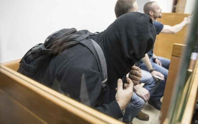 Le père d'un adolescent juif israélo-américain accusé d'avoir lancé des dizaines d'alertes à la bombe antisémites aux Etats-Unis et ailleurs, devant le tribunal de Rishon Lezion, le 23 mars 2017. (Crédit : Jack Guez/AFP)