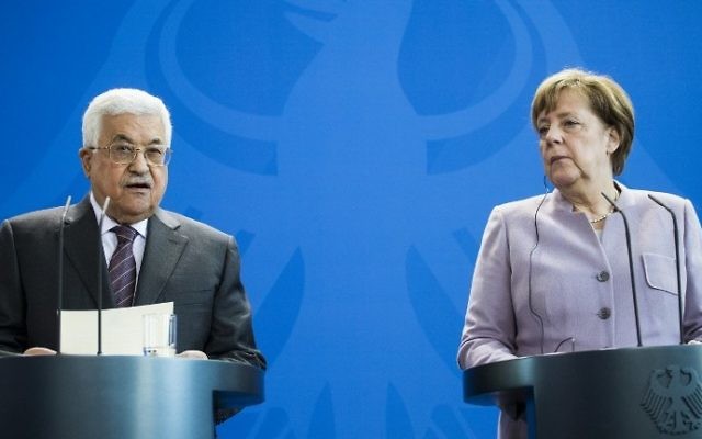 La chancelière allemande Angela Merkel, à droite, et le président de l'Autorité palestinienne Mahmoud Abbas lors d'une conférence de presse à Berlin le 24 mars 2017. (Crédit : Odd Andersen/AFP) La chancelière allemande Angela Merkel, à droite, et le président de l'Autorité palestinienne Mahmoud Abbas lors d'une conférence de presse à Berlin le 24 mars 2017. (Crédit : Odd Andersen/AFP)