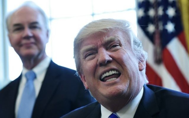 Le président américain Donald Trump dans le Bureau ovale de la Maison Blanche à Washington, D.C., le 24 mars 2017. (Crédit : Mandel Ngan/AFP)
