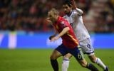 Le milieu de terrain espagnol Andres Iniesta (g) avec le milieu de terrain israélien Lior Refaelov lors du match de qualification de football pour la Coupe du Monde 2018 au stade El Molinon à Gijón le 24 mars 2017. (Crédit : AFP / MIGUEL RIOPA)