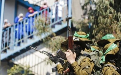 Des membres de la branche armée du Hamas pendant les funérailles de Mazen Foqaha à Gaza Ville, le 25 mars 2017. (Crédit : Mahmud Hams/AFP)